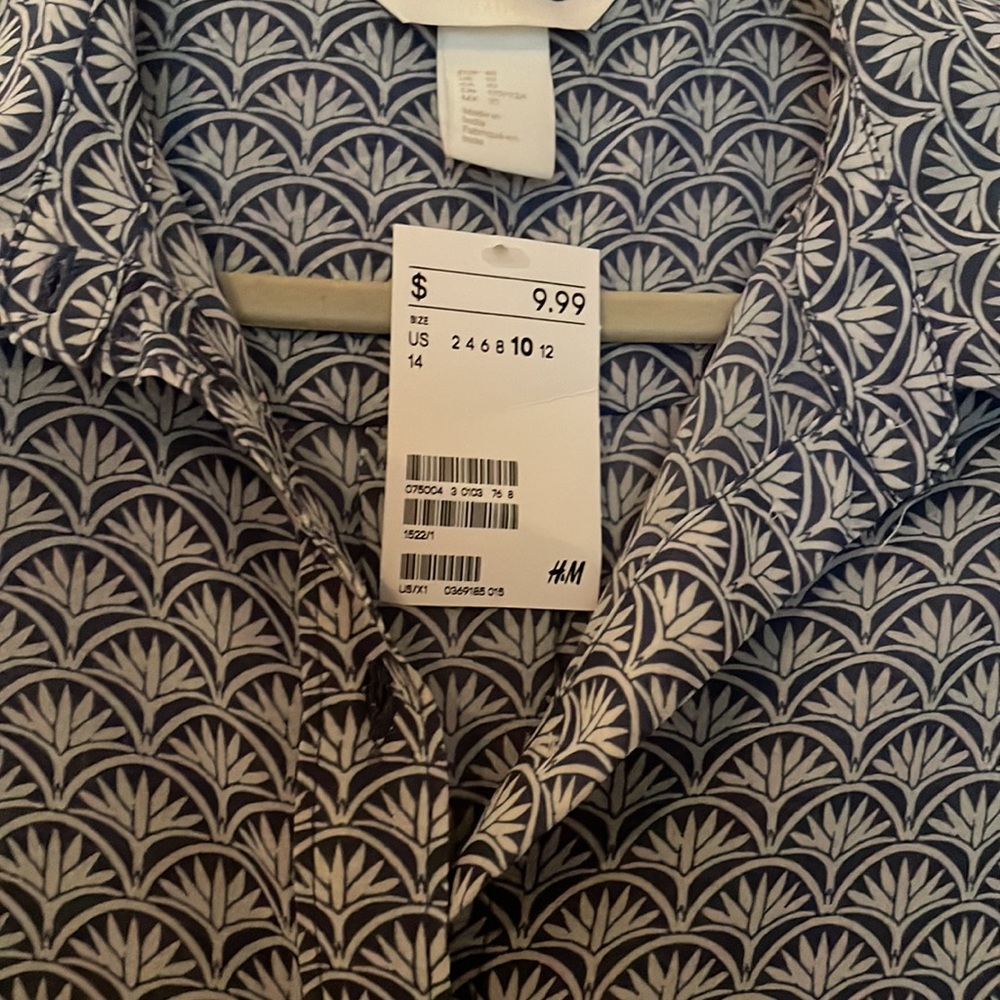 H&M NWT Size 10 Blue/White Sleeveless Button Down Top - Picture 2 of 3